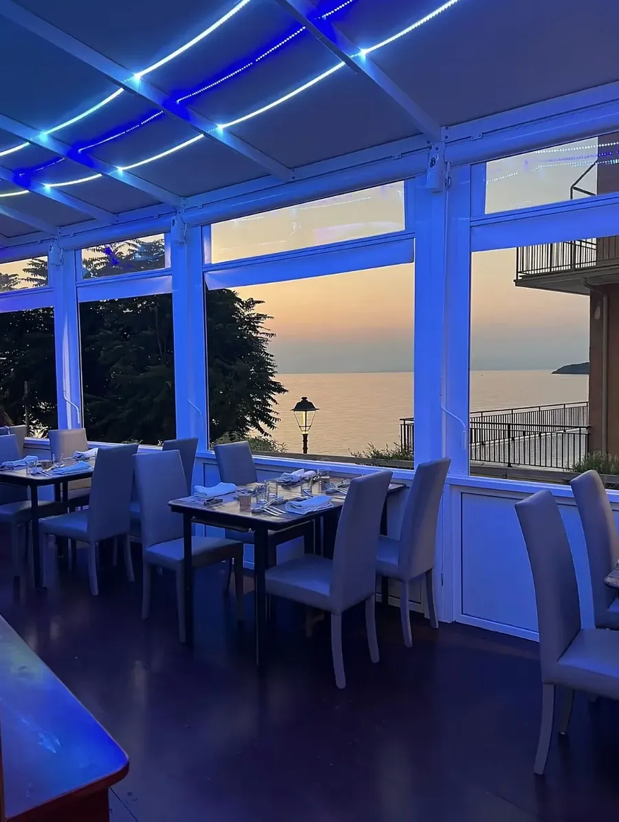 La terrazza panoramica al tramonto con vista sul mare di Diamante